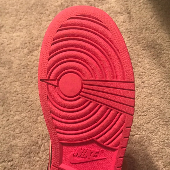 I am selling a pair of Jordan’s. - Picture 5 of 7